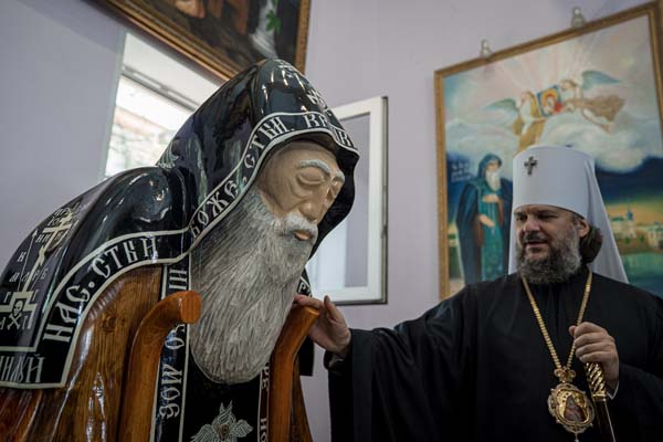 Главе Тверской митрополии подарили статую Нила Столобенского в полный рост