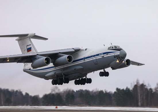 Молодые летчики отрабатывают управление ИЛ-76 в сложных погодных условиях в Тверской области