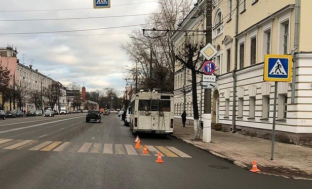 При резком торможении троллейбуса в Твери пострадала 58-летняя пассажирка