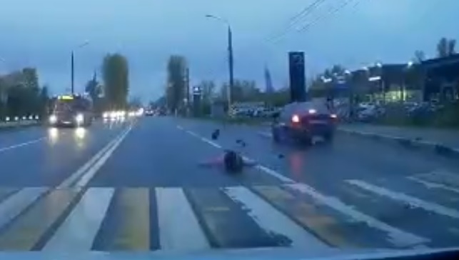 На Московском шоссе в Твери женщина попала под колеса легковушки | Видео 18+