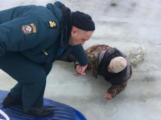 Провалившегося под лед рыбака спасли в Тверской области