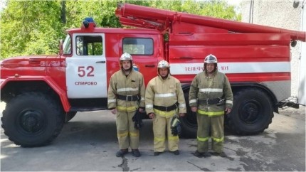 Спировские пожарные спасли из горящего дома человека