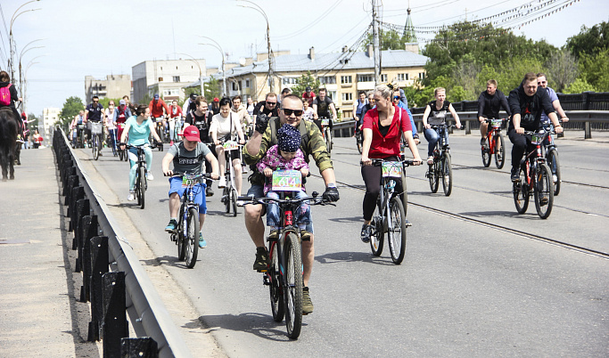 В Твери проходит семейный велопарад «Навстречу лету»