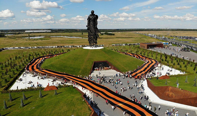 До конца лета на Ржевском мемориале будут разворачивать самую большую георгиевскую ленту