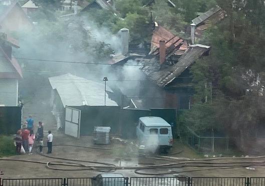 В Твери в Пролетарском районе загорелся жилой деревянный дом