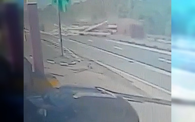 Появилось видео момента аварии на трассе М-10, в котором опрокинулся лесовоз