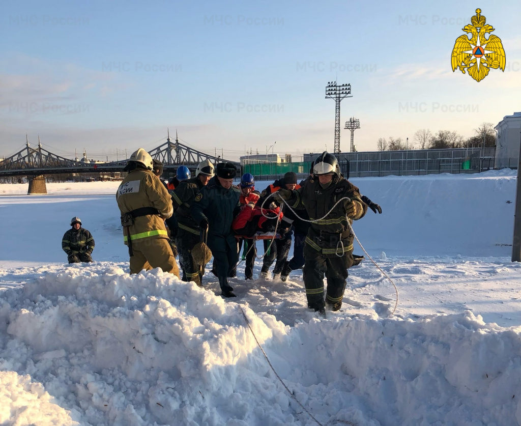 В Твери спасатели вытащили провалившуюся под лед женщину