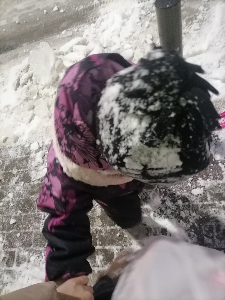 Ледяная глыба упала около ребёнка в Твери