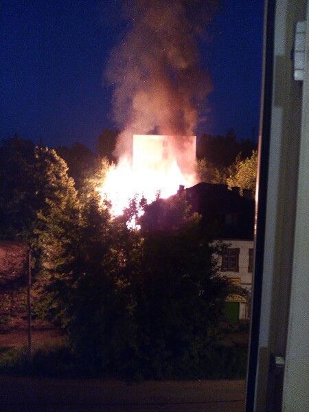 Ночью после громкого хлопка во Ржеве загорелось здание