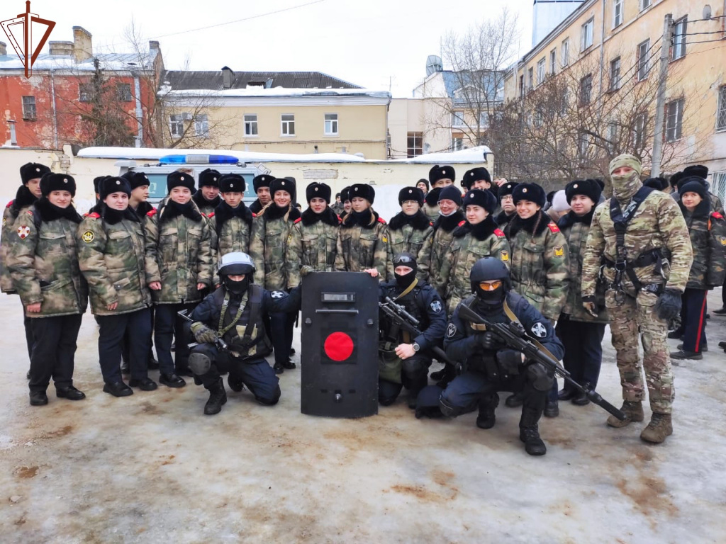 В Твери бойцы СОБР показали школьникам штурм здания