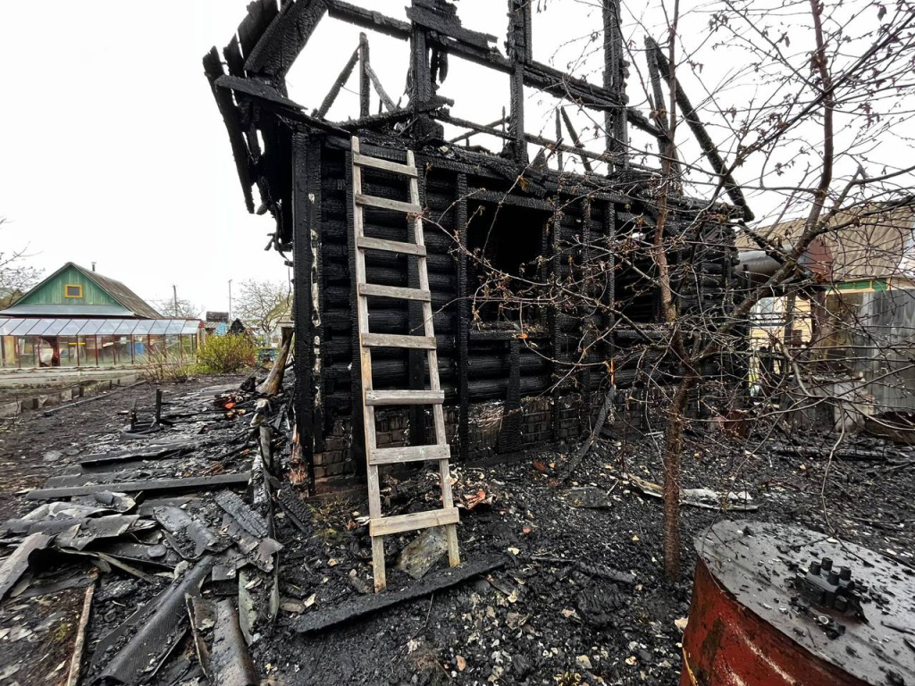 Под Тверью ночью загорелся деревянный дом, есть пострадавшие