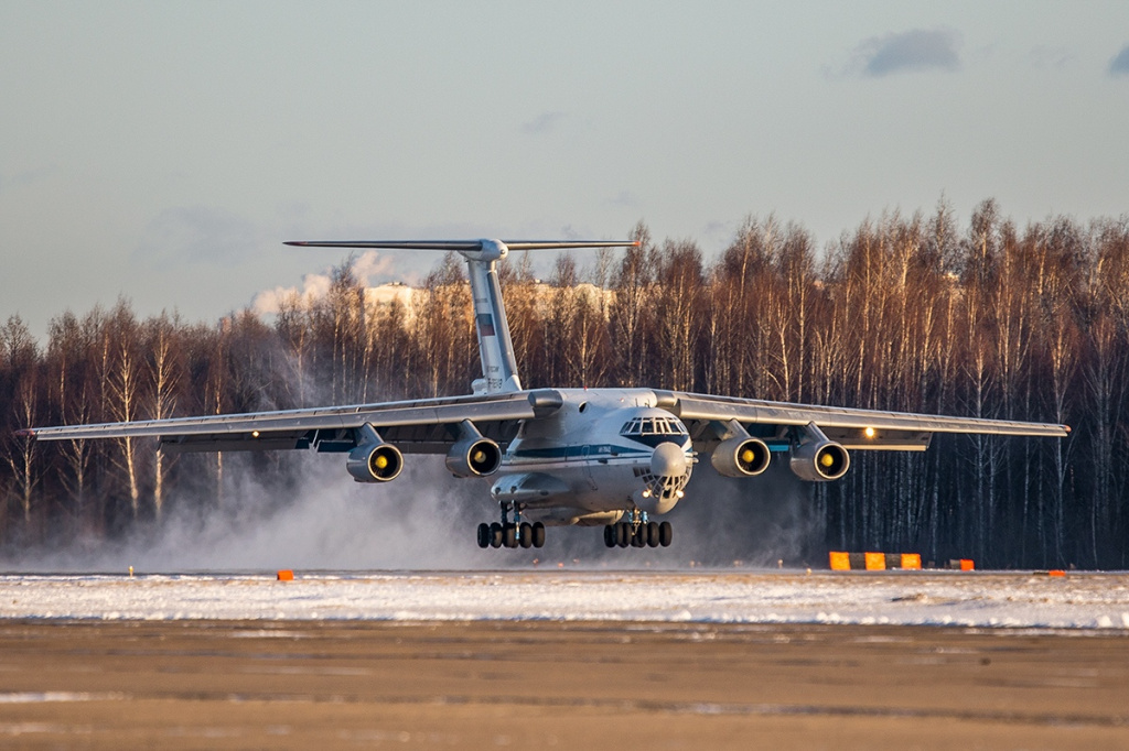Экипажи Ил-76 отработали сложные элементы пилотирования в Тверской области 