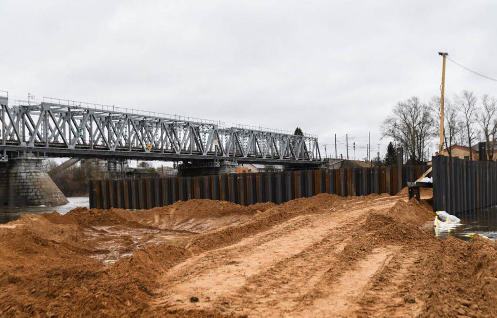 Игорь Руденя проверил ход строительства Западного моста в Твери