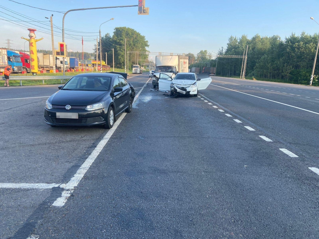Три человека пострадали в массовом ДТП на трассе М-10 в Тверской области