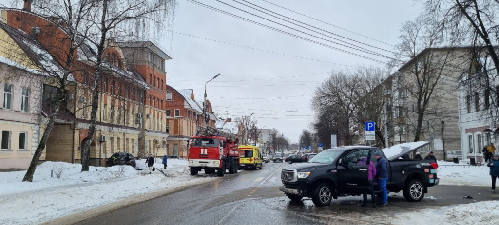 На бульваре Радищева в Твери столкнулись две иномарки, один человек пострадал