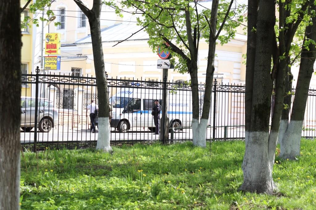 Сообщение о том, что на заборе у здания ГТРК Тверь висит бесхозный пакет, поступило в полицию в 14:27. 