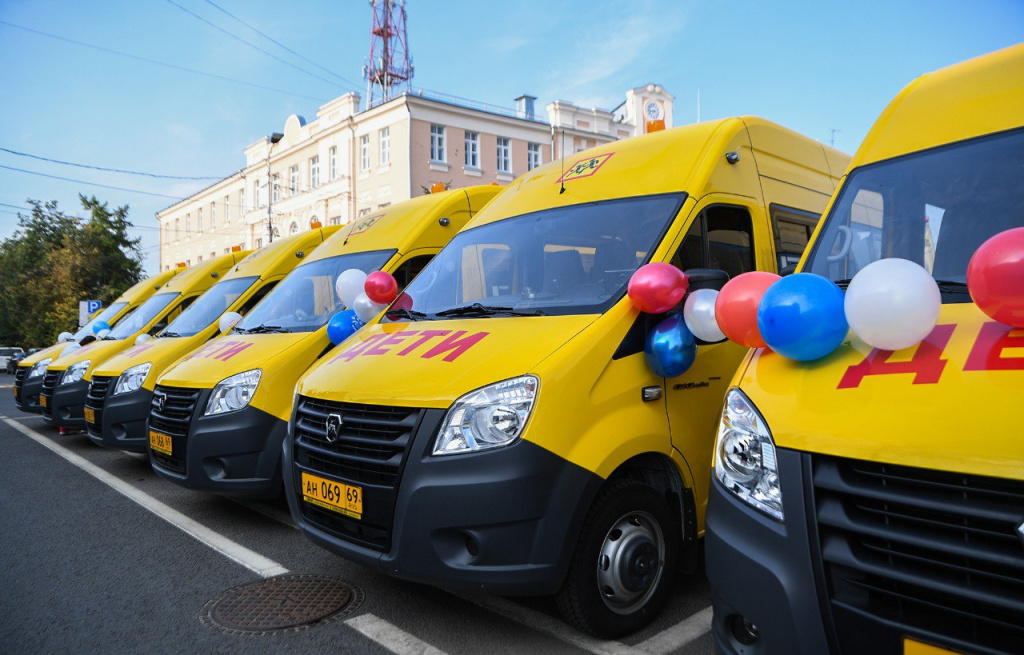 Губернатор вручил ключи от новых школьных автобусов представителям муниципалитетов Тверской области