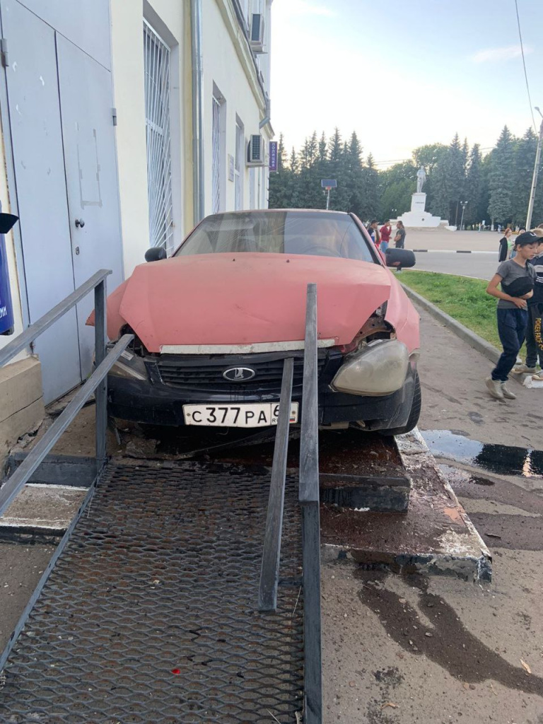 В Тверской области водитель въехал в крыльцо здания, два человека пострадали