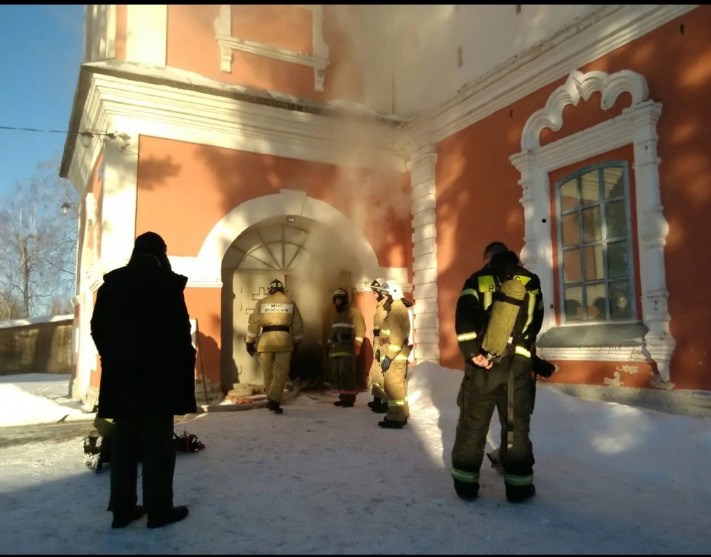 В Осташковском округе загорелся Казанский храм