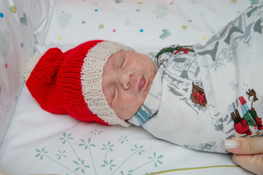 В Тверском перинатальном центре новорожденным подарили новогодние колпачки