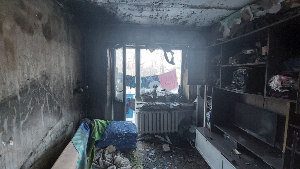 Двое детей оказались в горящей квартире в Тверской области