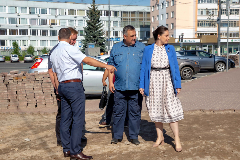 Юлия Саранова проверила адресный ремонт проблемных тротуаров Твери