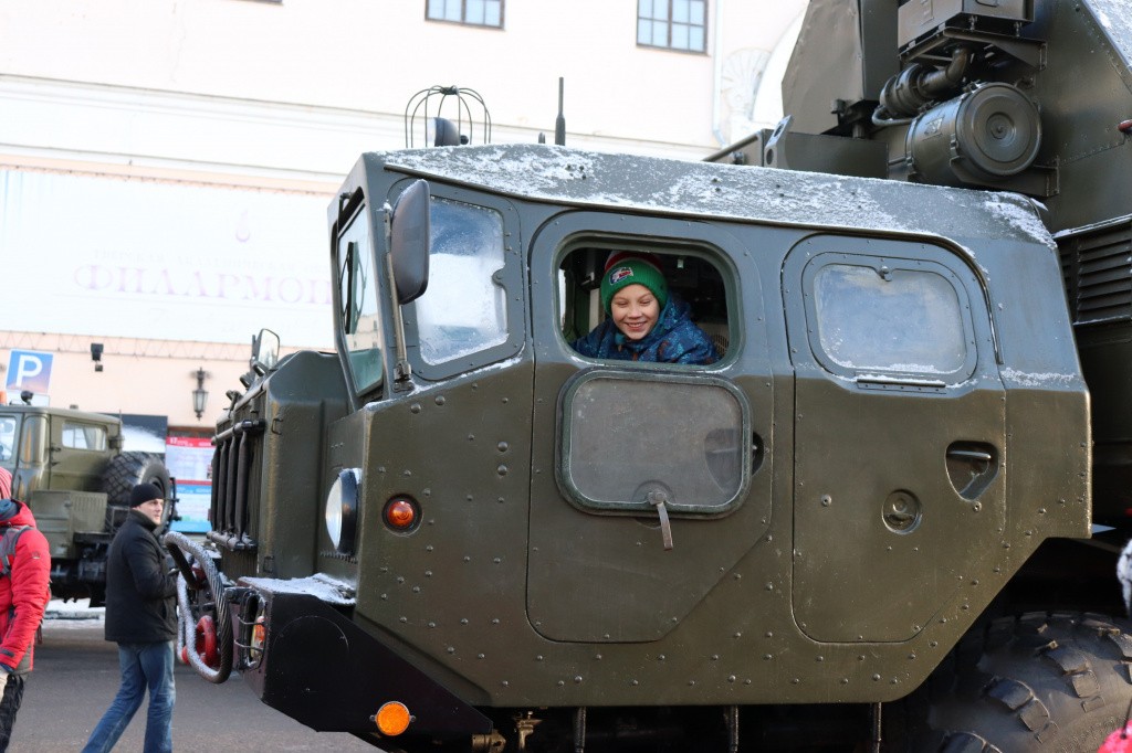 Выставка военной техники на Театральной площади в Твери 