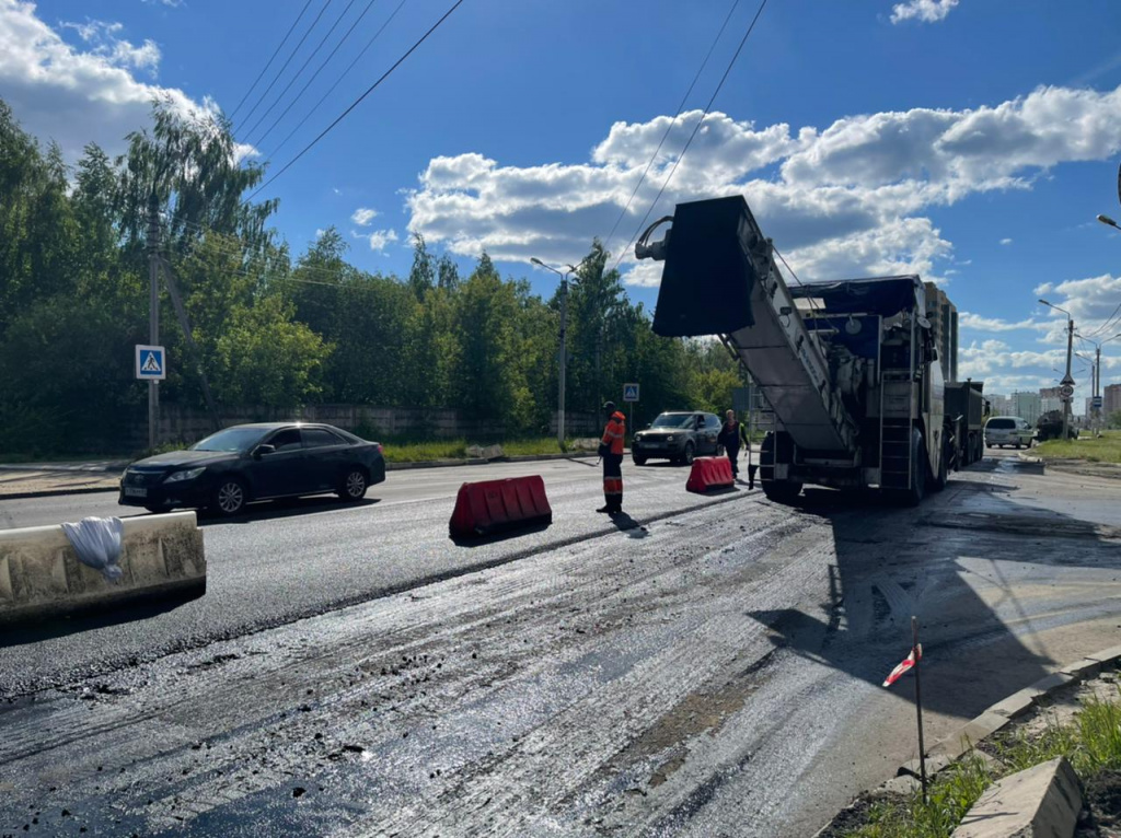 Дороги в Центральном и Заволжском районе Твери ремонтники приводят в порядок 