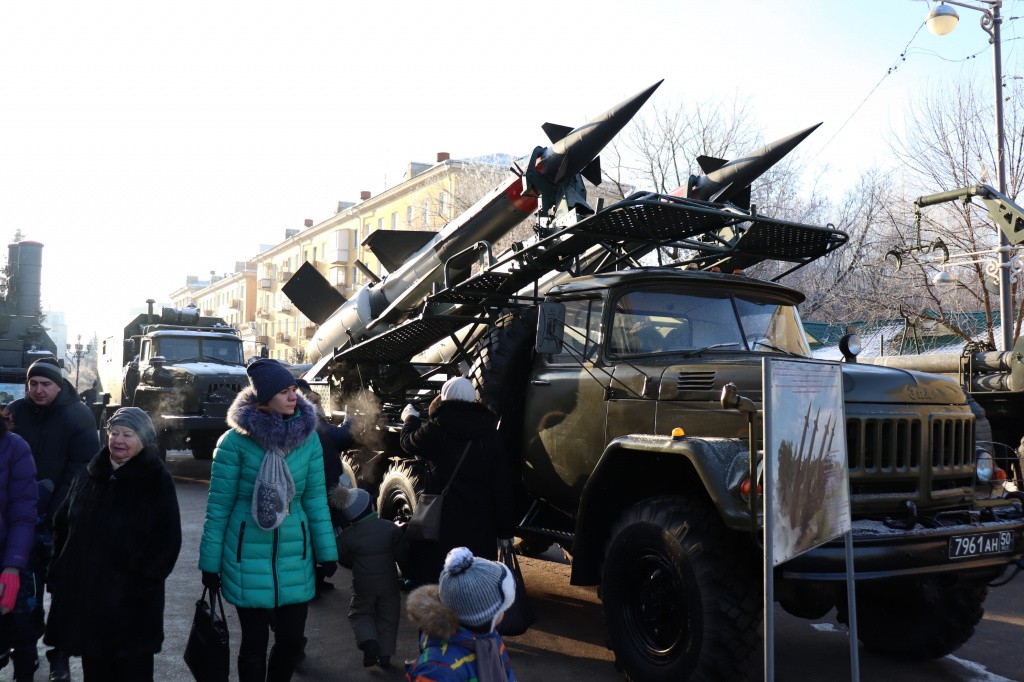 Выставка военной техники на Театральной площади в Твери 
