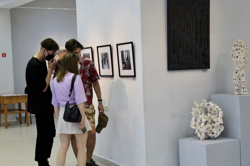 «18–35»: в Твери открылась выставка молодого поколения художников