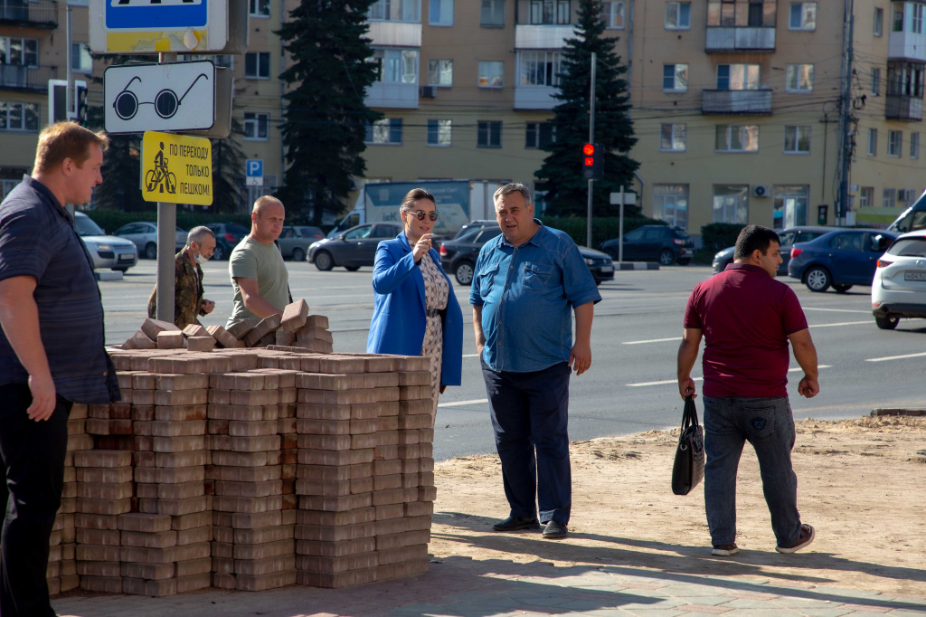 Юлия Саранова проверила адресный ремонт проблемных тротуаров Твери