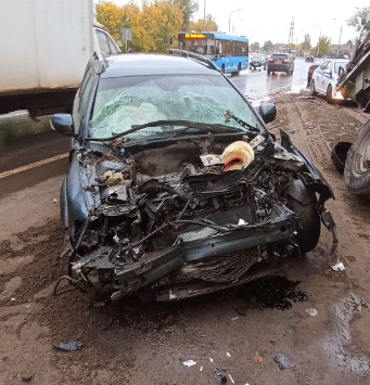 В Твери после ДТП с мусоровозом госпитализировали водителя «Вольво»