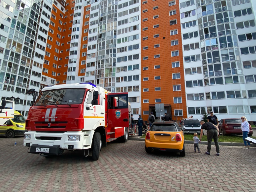 В Твери из-за поджога в подъезде на улице Склизкова эвакуировали жителей дома