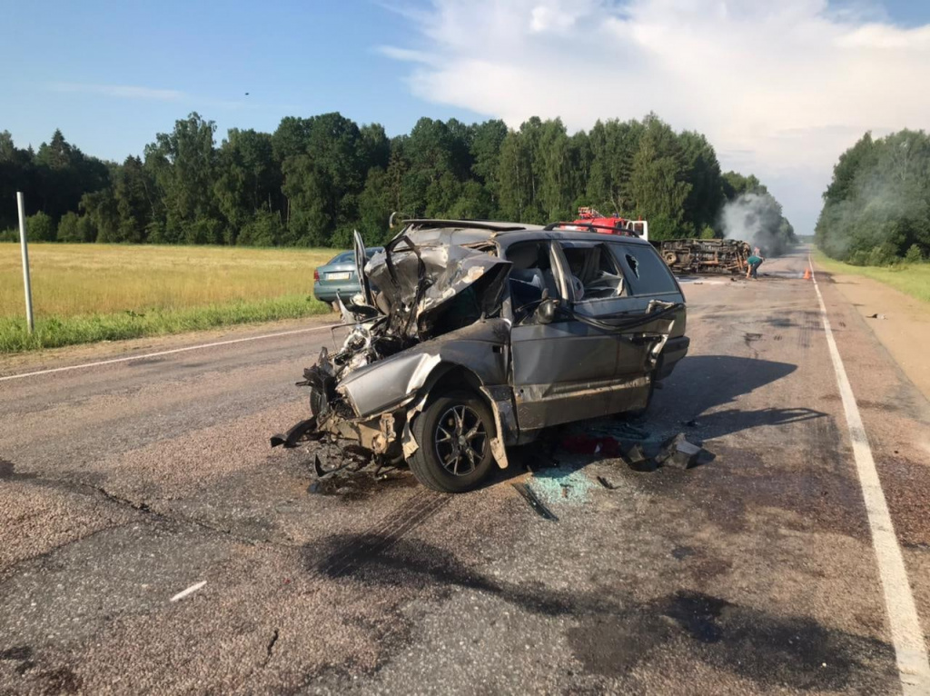 После аварии автомобиль вспыхнул в Тверской области