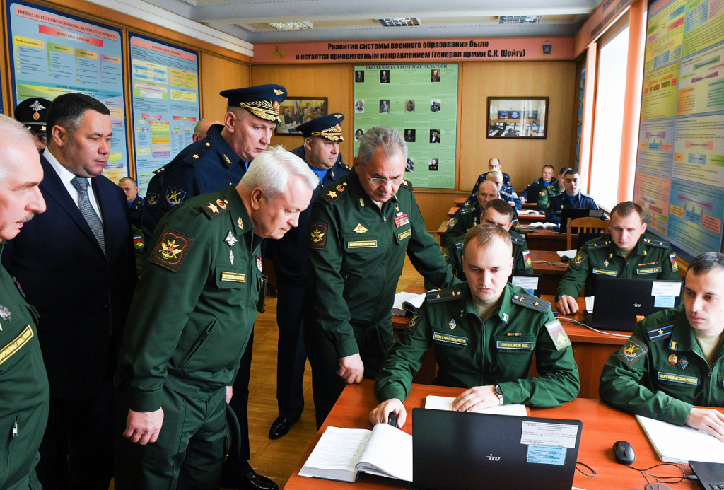 Курсанты Военной академии воздушно-космической обороны рассказали Сергею Шойгу и Игорю Рудене о своих военно-научных разработках