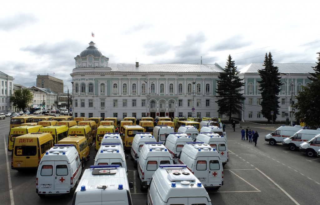 В районы Тверской области передали 22 машины скорой помощи и 64 новых школьных автобуса