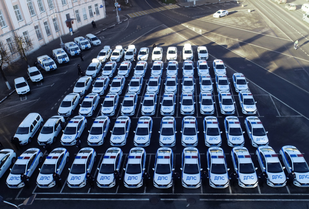 Полицейским Тверской области вручили 68 новых служебных автомобилей