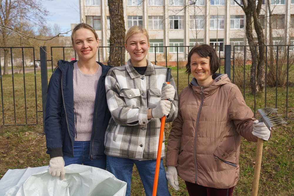 Сотрудники Калининской АЭС провели субботники в подшефных садах и школах