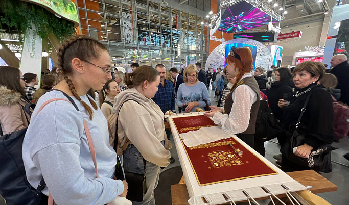 На стенде Тверской области на выставке-форуме «Россия» состоялся мастер-класс по золотному шитью