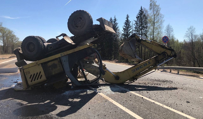 Экскаватор перевернулся после столкновения с грузовиком в Тверской области