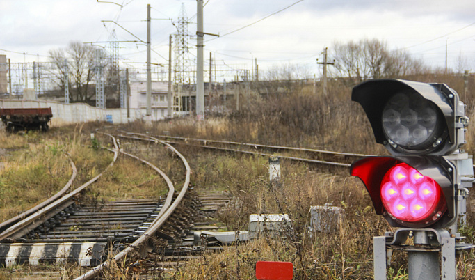 В Тверской области легковушка выехала на ж/д пути перед поездом