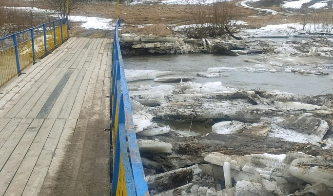 В Тверской области ледяной затор мог разрушить мост