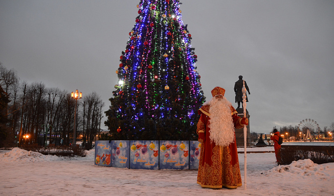 Дед Мороз зажёг огни на ёлках Твери 