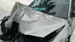 В Конаково из-за взорвавшегося колеса «Мазда» врезалась в столб