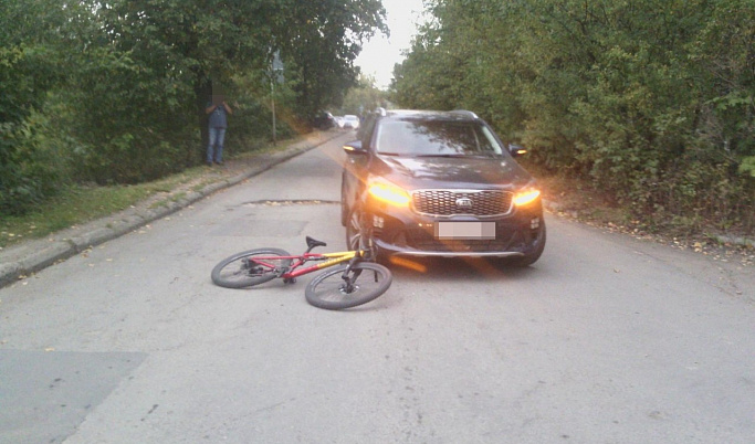 В Твери водитель «Киа» объезжал яму и сбил велосипедиста