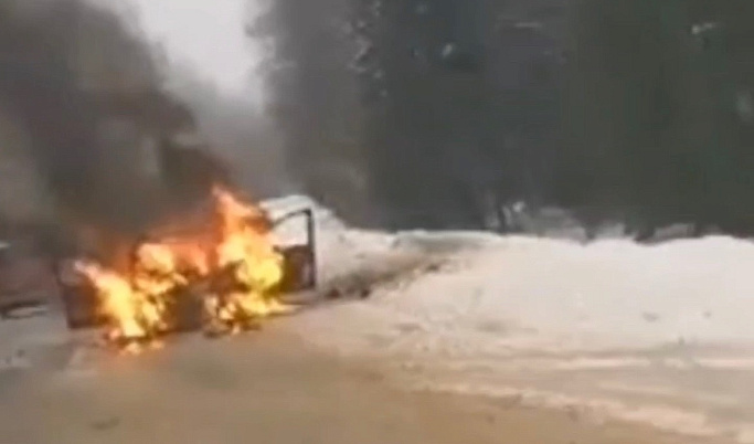 В Тверской области в результате ДТП загорелся автомобиль