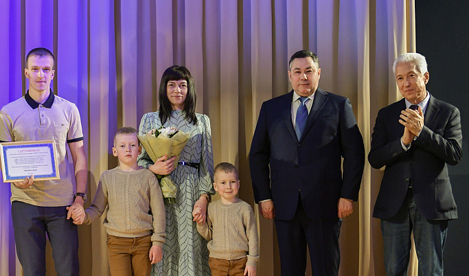 В Тверской области вручили почетные знаки «Слава Матери» и «Слава Отца»