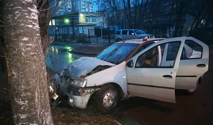 В Твери 19-летний парень попал в ДТП на угнанном автомобиле