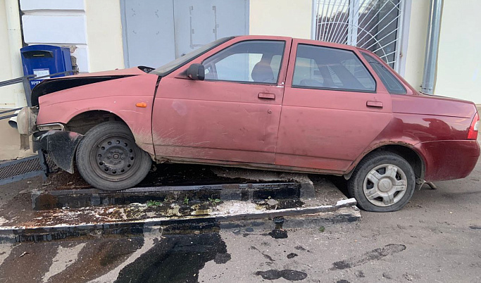 В Тверской области водитель въехал в крыльцо здания, два человека пострадали