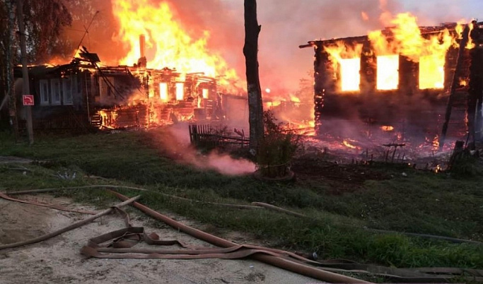 Огонь уничтожил два жилых дома под Бежецком